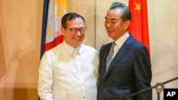 Ngoại trưởng Philippine Teodoro Locsin Jr. (trái), và ngoại trưởng Trung Quốc Vương Nghị trong chuyến viếng thăm thành phố Davao miền nam Philippines, ngày 29/10/2018.