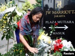 Seorang perempuan meletakkan karangan bunga untuk para korban pemboman hotel JW Marriott di Jakarta, 20 Juli 2009.