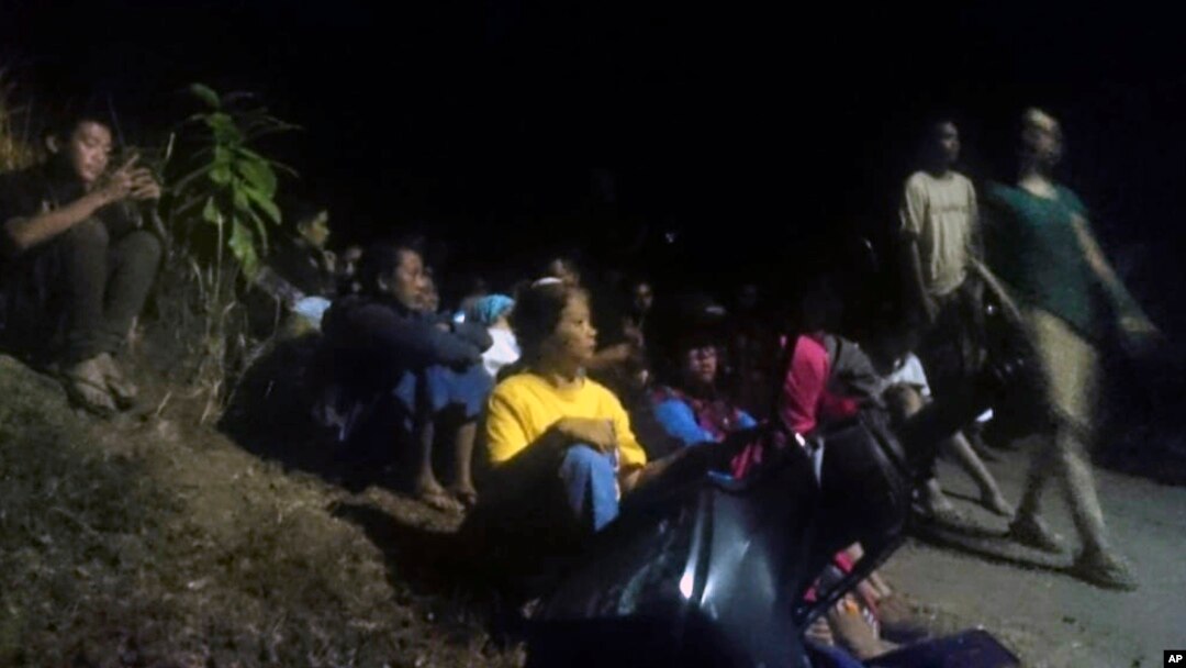 Warga mengungsi ke dataran tinggi setelah gempa kuat melanda Lombok, hari Minggu (5/8). BMKG sempat mengeluarkan peringatan tsunami dan status “waspada.”