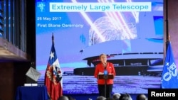 Presiden Chile, Michelle Bachelet, memberikan pidato sambutan saat upacara peresmian proyek konstruksi teleskop terbesar di dunia di gurun pasir Atacama, Chile, tanggal 26 Mei 2017 (foto: Sebastian Rodriguez/Perkenan Biro Kepresidenan Chile/Rilis via Reuters)