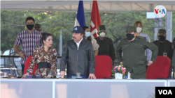 Daniel Ortega, presidente de Nicaragua (centro) durante un acto militar en Managua, la capital. Archivo VOA.
