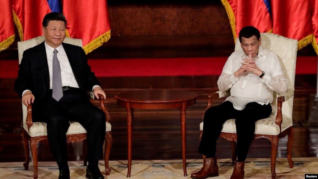 中国国家主席习近平与菲律宾总统杜特尔特2018年11月20日在菲律宾马尼拉举行会晤。（路透社）(photo:VOA)