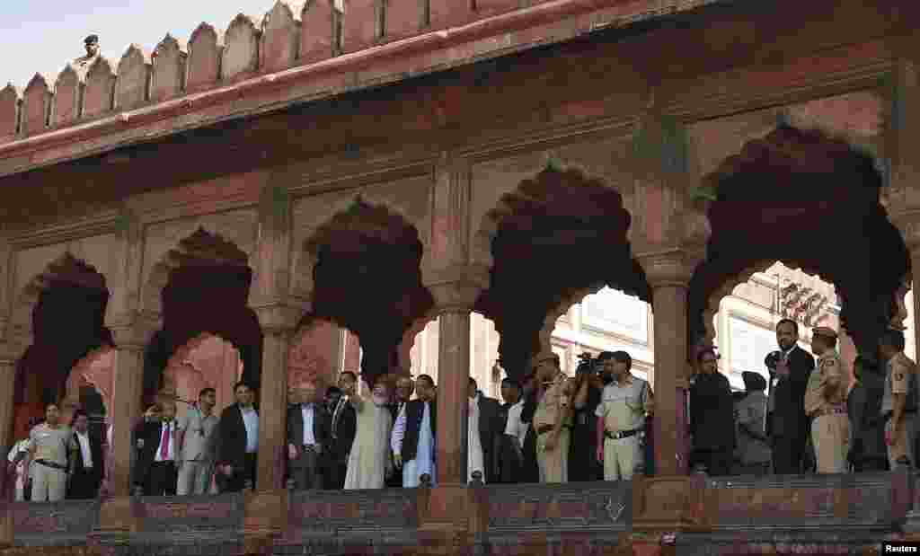 Chief cleric Syed Ahmed Bukhari gestures as he shows Pakistan's Prime Minister Nawaz Sharif around Jama Masjid in the old quarters of New Delhi, May 27, 2014. 
