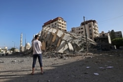 Palestinac gleda zgradu uništenu u vazdušnom udaru izreaelske avijacije na grad Gazu.