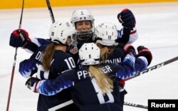 19일 강릉하키센턴에서 열린 평창동계올림픽 여자 아이스하키 준결승에서 미국 선수팀이 핀란드를 상대로 첫 골을 성공시킨 후 기뻐하고 있다.