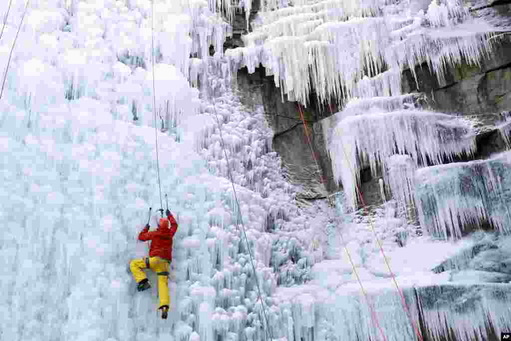 بالا رفتن یک کوهنورد از کوه یخ در جمهوری چک