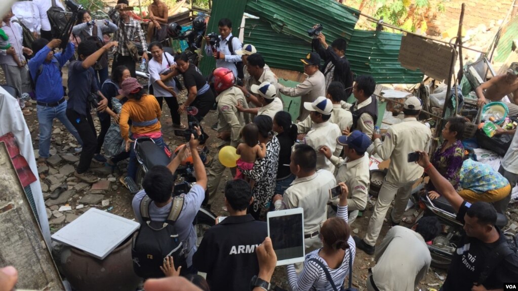 Former residents of the Borei Keila community clashed with security forces during the fifth anniversary of the violent eviction on Tuesday, January 3, 2017. (Kann Vicheika/VOA Khmer)