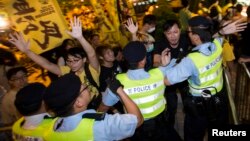Các nhà hoạt động ủng hộ dân chủ đụng độ với cảnh sát trong cuộc biểu tình bên ngoài khách sạn tại Hồng Kông, nơi Phó Tổng thư ký Ủy ban Thường vụ Quốc hội Trung Quốc Lý Phi đăng ở, ngày 1/9/2014.