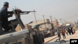 7일 이라크 군이 ISIL로부터 탈환한 모술 남부 함만 알-알리 지역을 순찰하고 있다.