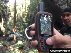 Tim Ekspedisi Poso menggunakan GPS menentukan titik koordinat dari salah satu rekahan atau patahan Sesar Poso Barat di gunung Makilo, Kabupaten Poso (Foto: Tim Ekspedisi Poso).