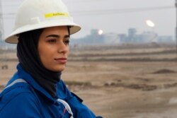 Ayat Rawthan, seorang insinyur perminyakan, berfoto dekat lapangan minyak di luar kota Basra, Irak, 5 Februari 2021. (Foto: Nabil al-Jourani/Associated Press)