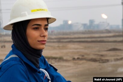 Ayat Rawthan, seorang insinyur perminyakan, berfoto dekat lapangan minyak di luar kota Basra, Irak, 5 Februari 2021. (Foto: Nabil al-Jourani/Associated Press)