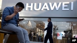 Suasana di sekitar gerai Huawei di Beijing, China, 20 Mei 2019. (Foto: dok).