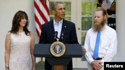 رئیس جمهوری آمریکا در کاخ سفید بیانیه آزادی بو برگدال را در حضور پدر و مادر وی قرائت کرد - واشنگتن، ۳۱ مه