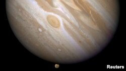 Planet Yupiter dengan salah satu bulan yang mengorbitinya, Ganymede (bawah). (Foto: NASA)