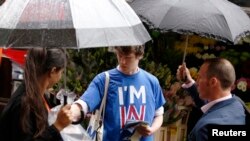 Student George Smith, a supporter of "Britain Stronger IN Europe," campaigns in the lead up to the EU referendum at Holborn in London, Britain, June 20, 2016 (REUTERS)