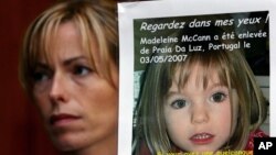 Kate McCann sostiene un poster con la foto de su hija, Madeleine McCann, durante una de las campañas desarrolladas en su búsqueda, en Rabat, Marruecos.