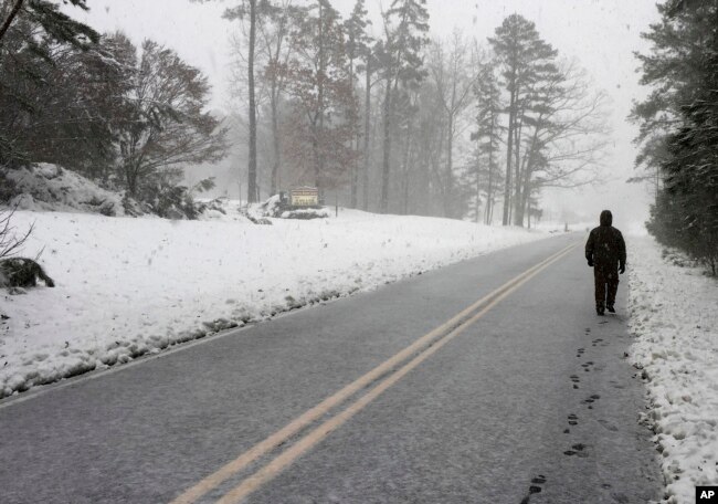 Andrew Dedman, de 16 años, camina en medio de la nieve hasta el apartamento de un amigo para tomar chocolate. Durham, Carolina del Norte. Diciembre 10 de 2018.