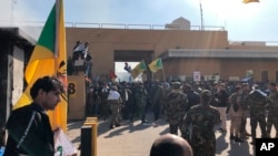 지난해 12월 31일 친이란 시아파 민병대가 이라크 바그다드 주재 미 대사관 앞에서 시위하고 있다. 