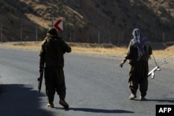 이라크 북부에 있는 쿠르드노동자당(PKK) 본부 주변 도로에서 무장요원들이 경계근무하고 있다. (자료사진)
