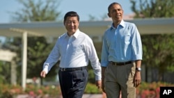 President Barack Obama and Chinese President Xi Jinping, left, walk at the Annenberg Retreat of the Sunnylands estate, in Rancho Mirage, California, June 8, 2013.