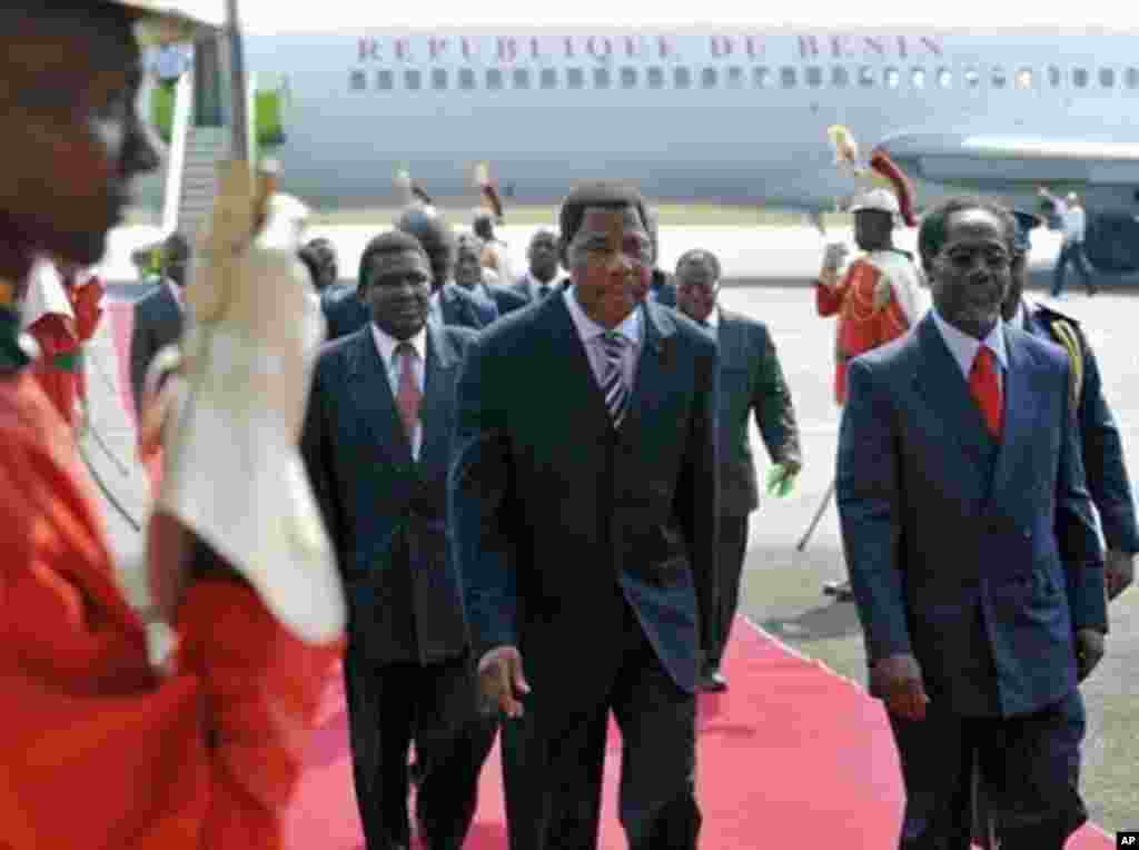 Presidents of Benin Boni Yayi (C) is escorted by Ivory Coast strongman Laurent Gbagbo's Prime Minister Gilbert Marie N'gbo Ake (R) as he arrives at Felix Houphouet Boigny airport in Abidjan before holding separate talks with Gbagbo and his rival Alassane