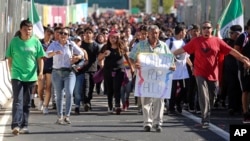 Komunitas hispanik atau Latino melakukan unjuk rasa menentang Presiden-terpilih Donald Trump di kota Los Angeles, California (14/11).