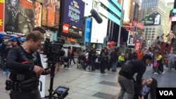 Salah satu adegan film 'Terjebak Nostalgia' mengambil tempat di Times Square, New York. (VOA/Vena Dilianasari)