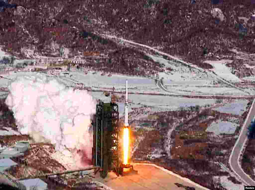 Gambar dari video yang disiarkan kantor berita Korea Utara KCNA memperlihatkan peluncuran roket Unha-3 (Milky Way 3) di situs peluncuran satelit Laut Barat Korea Utara, pada pusat kontrol satelit di daerah Cholsan, provinsi Pyongang Utara, 12 Desember 2012.