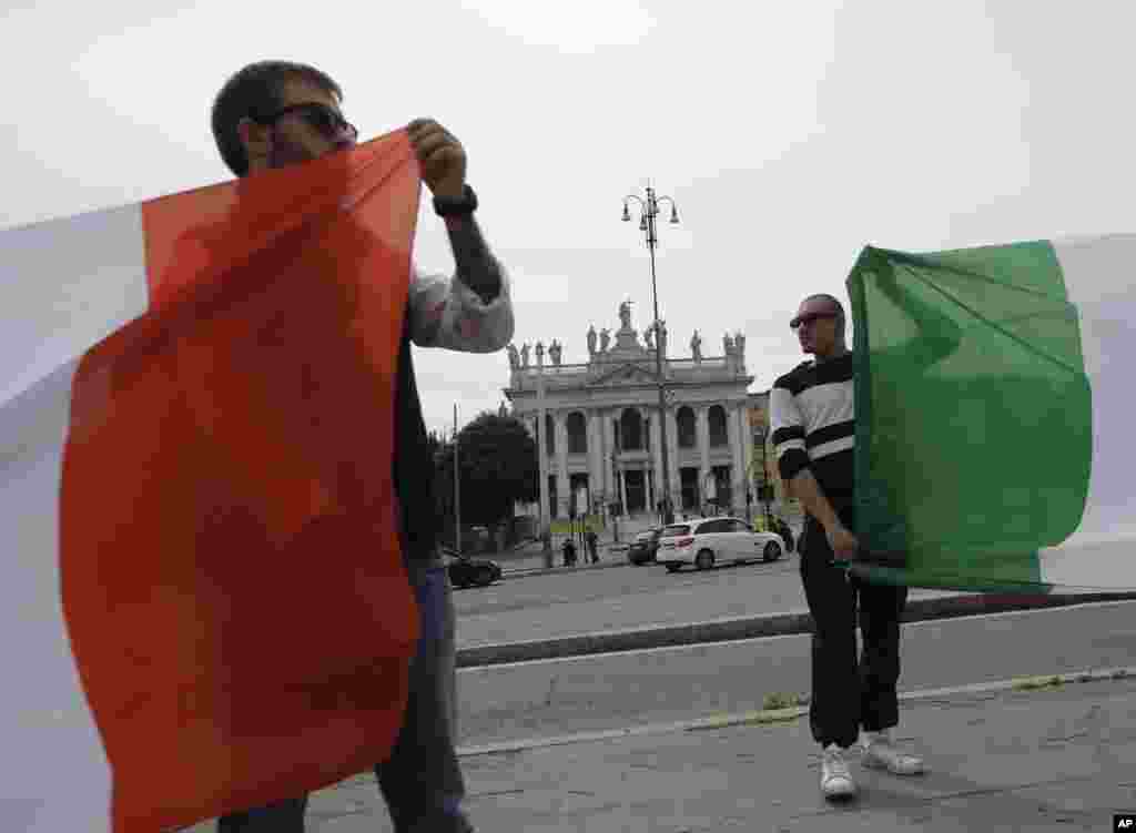 گروه&zwnj;های راستگرا در مرکز شهر رم در روز جهانی کارگر تجمع کرده&zwnj;اند. پلیس اجازه برگزاری تجمع را به خاطر نگرانی از کرونا لغو کرد.&nbsp;