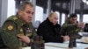 Владимир Путин и министр обороны России Сергей Шойгу (слева) 