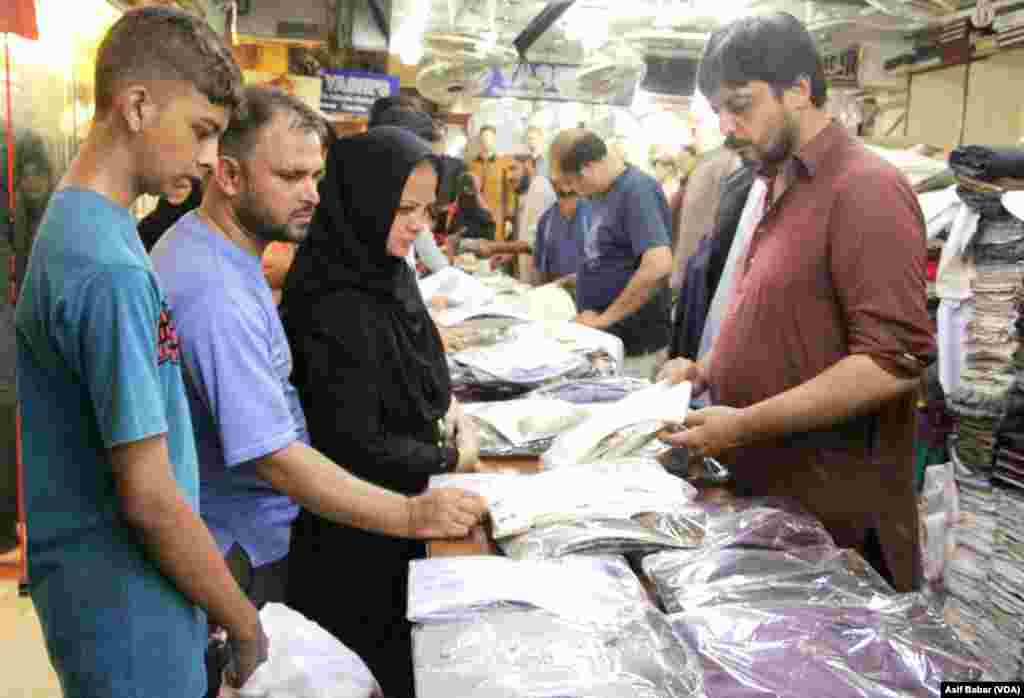 عیدالفطر کی چاند رات کراچی کے بازاروں میں خریداروں کے رش میں اضافہ