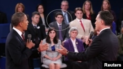 Los candidatos Barack Obama y Mitt Romney debaten mientras en el fondo observa Jeremy Eptein (en el óvalo).