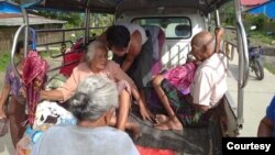 တိုက္ပြဲျဖစ္ပြါးရာ ခ်ိန္ခါလီေက်းရြာမွ ပိတ္မိသူ သက္ၾကီးရြယ္အိုမ်ားကို ကယ္ထုတ္စဥ္။ (ဓါတ္ပုံ -MP Oung Thaung Shwe) 
