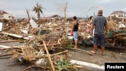 Preživeli procenjuju štetu posle naleta Haijana na grad Takloban u centralnim Filipinima