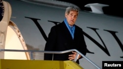 U.S. Secretary of State John Kerry arrives at the Vienna International Airport for talks on Iran's disputed nuclear program, Nov. 20, 2014. 