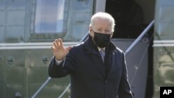El presidente Joe Biden camina hacia la Oficina Oval de la Casa Blanca después de bajarse del Marine One, el lunes 10 de enero de 2022, en Washington.
