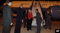 El embajador Thomas Shannon acompaña a la secretaria Clinton a su arribo a Brasil donde fue saludada por representantes locales.