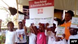 Les jeunes filles âgées de 10 à 12 ans ont pris part à une causerie éducative organisée par le Renata à l’occasion de la journée internationale de la jeune fille, à Yaoundé, le 12 octobre 2020. (VOA/Emmanuel Jules Ntap)