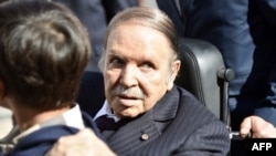Le président algérien Abdelaziz Bouteflika dans un bureau de vote à Alger le 23 novembre 2017.