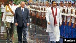 Foto de archivo de la visita del presidente de Sri Lanka, Mahinda Rajapaksa, a la Habana, el pasado 16 de junio, en la que aparece el presidente Raúl Castro (izquierda).