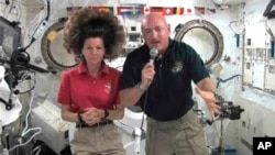 국제우주정거장 승무원들이 우주에서 기자회견을 하고 있다. (자료사진)
