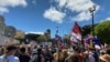 Para demonstran yang memprotes aturan mandat vaksin COVID-19 dan lockdowns di Selandia Baru menggelar aksi di Wellington, Selandia Baru, pada 9 November 2021. (Foto: Reuters/Praveen Menon)