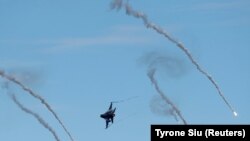 Sebuah jet tempur RF-16 menjatuhkan suar selama latihan militer Han Kuang, yang mensimulasikan Tentara Pembebasan Rakyat China (PLA) yang menyerang pulau itu, di Pingtung, Taiwan, 30 Mei 2019. (Foto: REUTERS/Tyrone Siu)