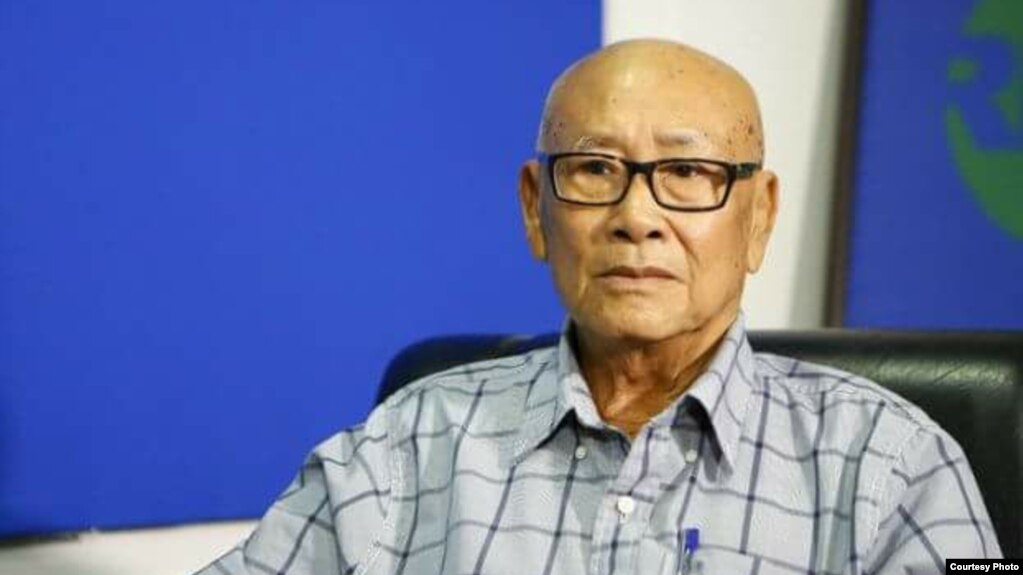 លោក​ ​លឺ ឡាយស្រេង​ ​អតីត​មន្ត្រី​ជាន់ខ្ពស់​​នៃ​គណបក្ស​រាជានិយម​ ​បាន​​សរសេរ​លិខិត​ថ្វាយ​ព្រះមហាក្សត្រ​ ​នរោត្តម សីហមុនី​ ស្នើ​ទ្រង់​យាង​ត្រឡប់​​មក​កម្ពុជា​វិញ​ ​ដើម្បី​​ប្រើ​ព្រះ​រាជបុព្វសិទ្ធិ​ជា​អាជ្ញា​កណ្តាល​ ដោះស្រាយ​ទំនាស់​​រវាង​គណបក្ស​នយោបាយ​ធំៗ​ទាំងពីរ​នៅ​កម្ពុជា​នា​ពេល​បច្ចុប្បន្ន។ (រូបថត​ដោយ RFA Khmer)