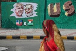 Kota Ahmadabad, India membangun tembok untuk menutupi kawasan perkampungan miskin menjelang kunjungan Presiden Trump.