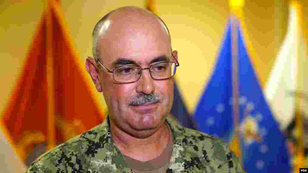 Контр-адмирал Джон Ринг, командующий Оперативным соединением Гуантанамо. Ринг руководит всеми операциями, которые связаны с содержанием заключенных. «Для заключенных у нас есть программы по рисованию, по садоводству, они могут смотреть телевизор и играть в видео-игры. Все, чтобы отвлечь их и чтобы они не конфликтовали с охранниками»
