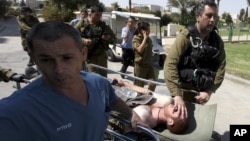 Một binh sĩ Israel bị thương được đưa đến bệnh viện trong thị trấn Beersheva, Israel, 21/9/12