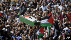 Palestinci nose telo Mohameda Abu Kudaira tokom sahrane u Jerusalimu