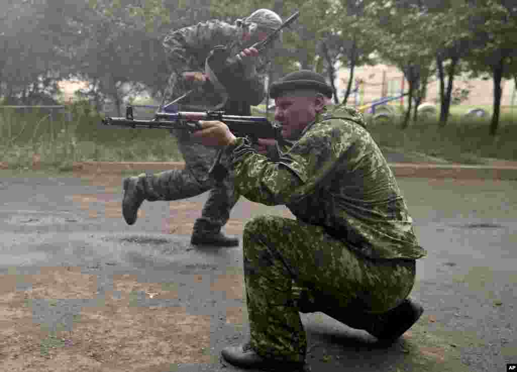 Rossiyaparast odam ukrainalik habriylarni nishonga olmoqda, Lugansk chekkasi, Ukraina, 3-iyun, 2014-yil